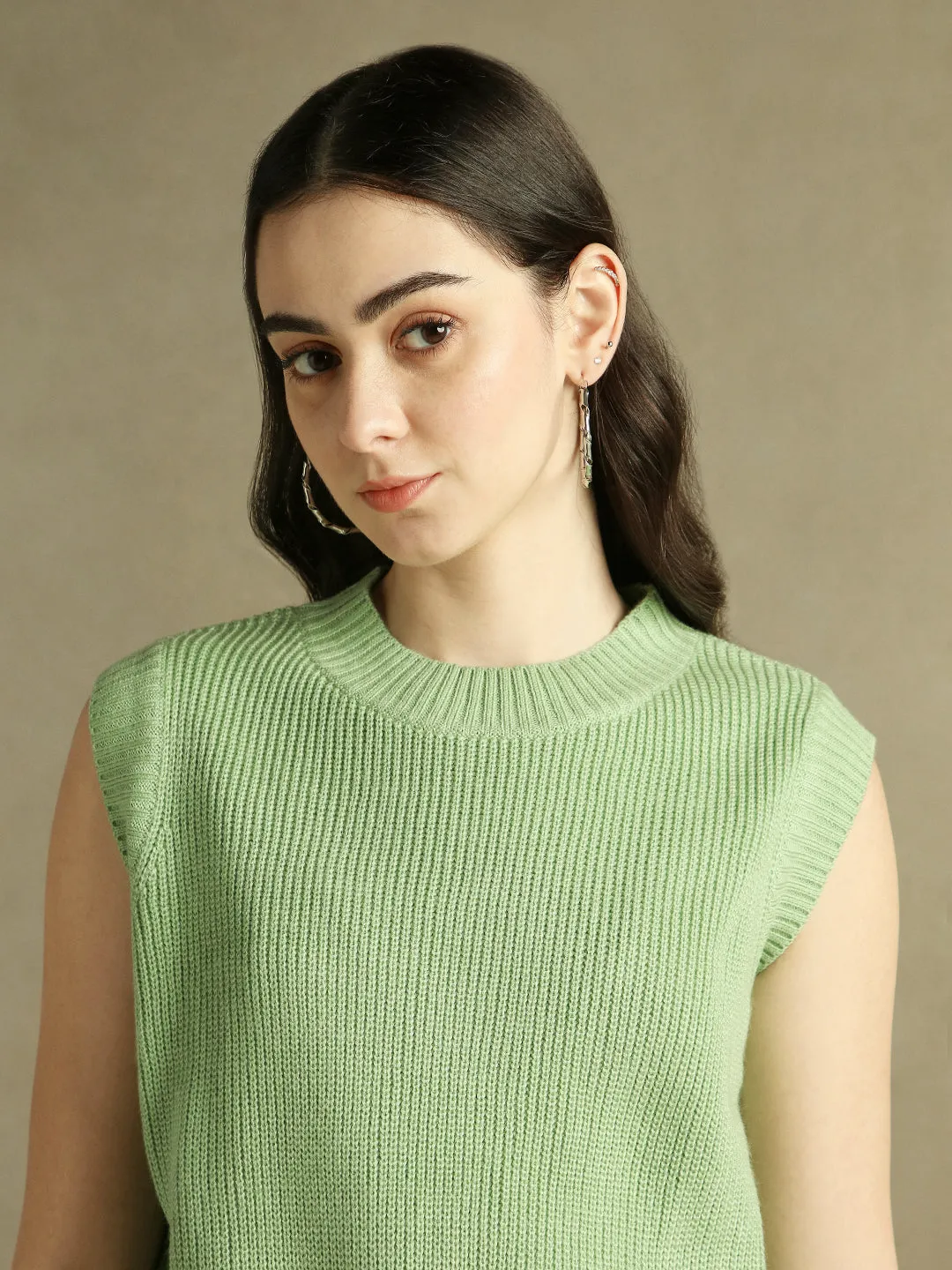 DL Woman Green Solid Round Neck Sweater Vest