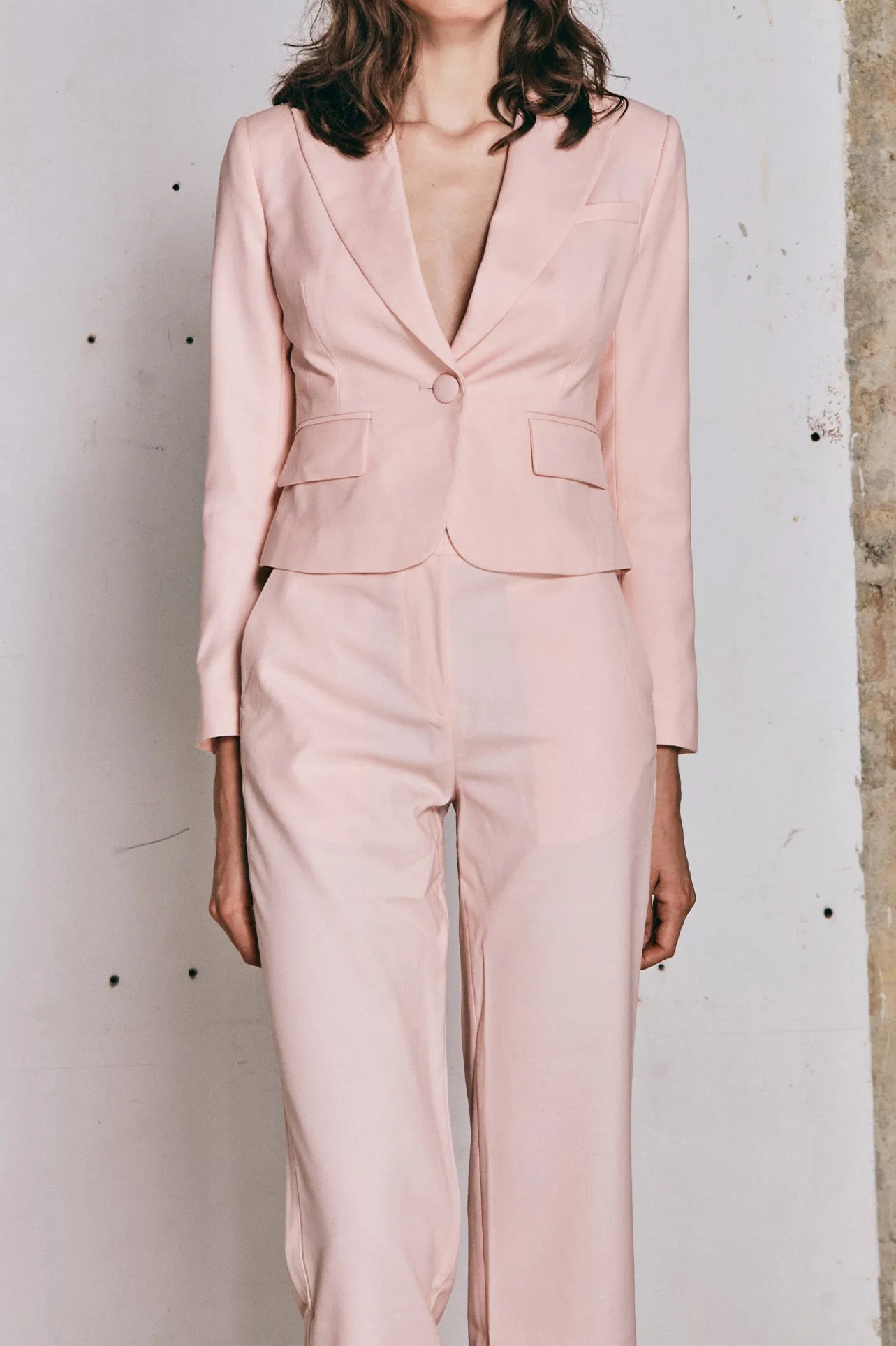 TAILORED SHORT BLAZER IN PINK